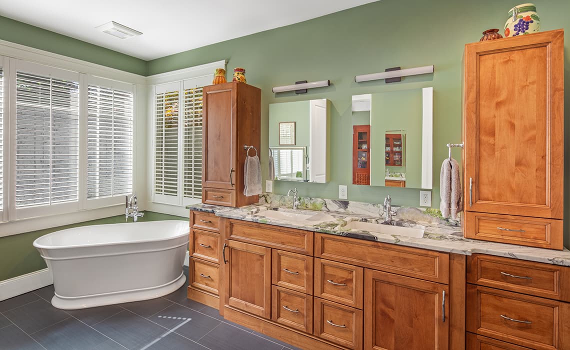 bathroom-cabinets-tub